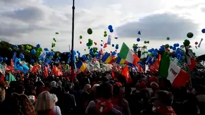 Zeci de mii de persoane au protestat la Roma împotriva anti-vacciniştilor şi fasciştilor. Ei cer guvernului dizolvarea grupurilor impicate în violenţele de weekendul trecut