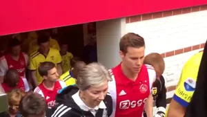 Jucătorii de la Ajax au ieşit pe teren alături de mamele lor înaintea meciului cu SC Cambuur - VIDEO