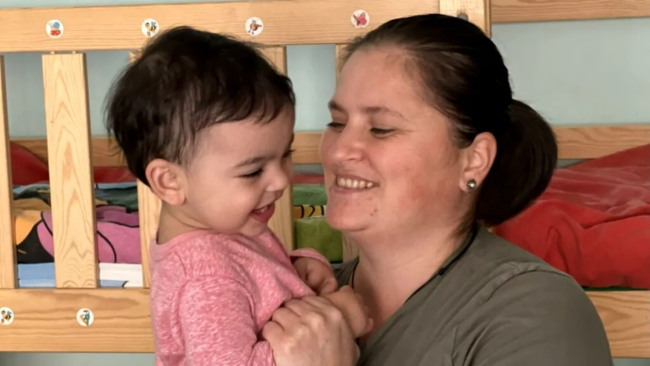 Abandonat în maternitate, un bebeluș a fost adoptat de o familie din Sibiu, care mai are 5 copii: „Doar când este sărăcie vezi cu adevărat ajutorul lui Dumnezeu”