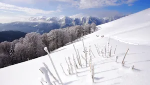 Risc de producere a avalanşelor în Munţii Bucegi şi Făgăraş. La Bâlea Lac şi Vârful Omu zăpada are aproape un metru. Vremea se va răci accentuat şi va ninge