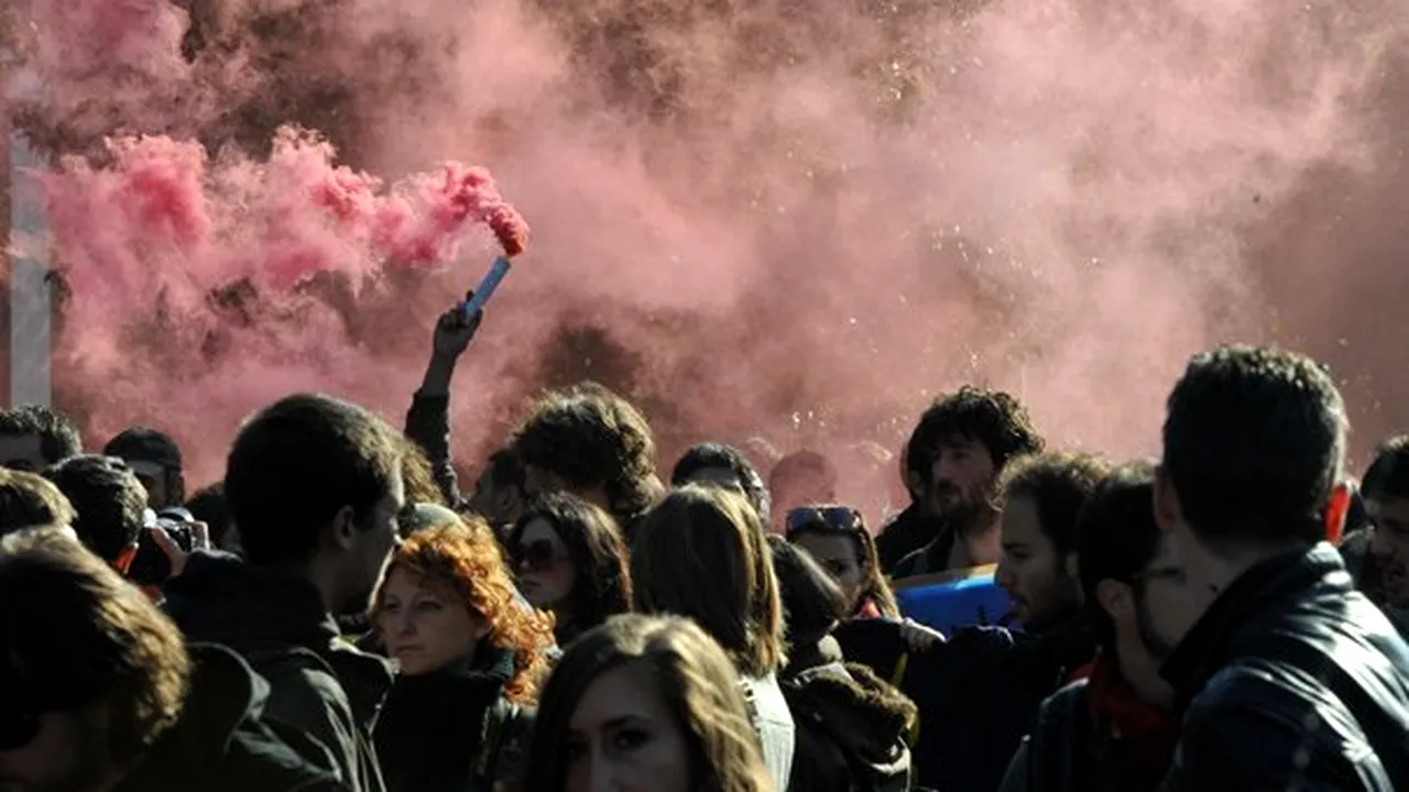 Mii de elevi şi studenţi au protestat în Italia, denunţând reducerea bugetului pentru educaţie