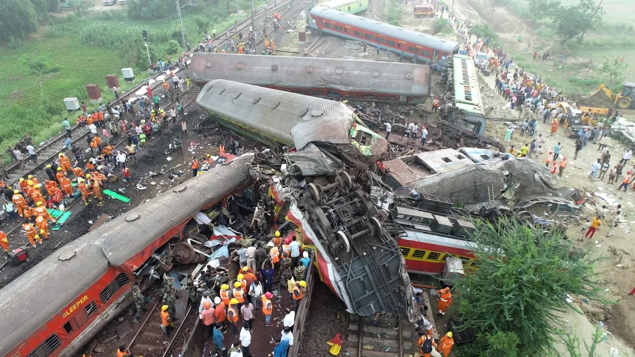 Tragedie în India: cel puţin 233 de oameni au murit şi 900 au fost răniţi într-un accident de tren