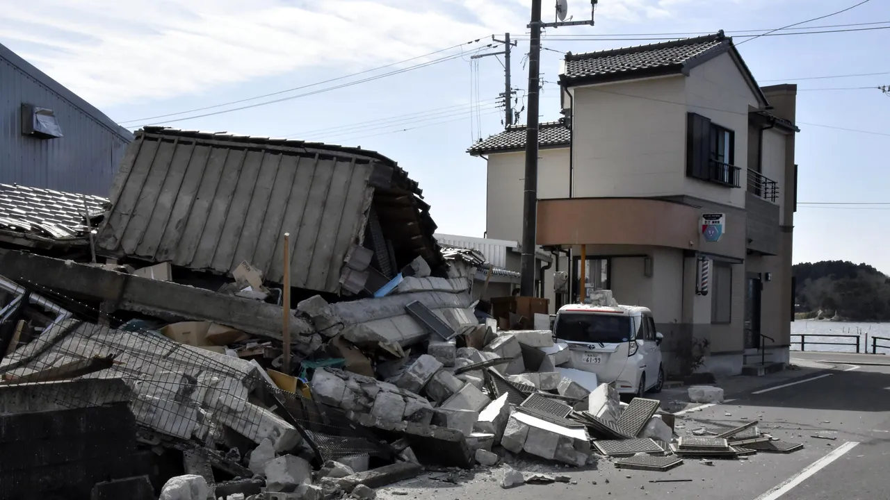 O femeie de 80 de ani, găsită sub ruinele unei case, la peste 70 de ore de la seismul din Japonia