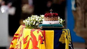 Catedrala St Giles s-a deschis şi permite publicului să aducă omagii Reginei Elisabeta a II-a