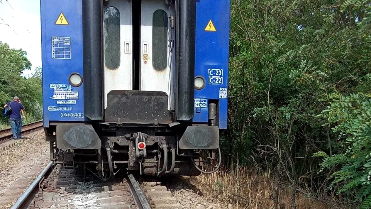 Vagoane ale unui tren de călători, deraiate la intrare în Atârnaţi