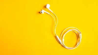 TEHNOLOGIE Vânzările de căști cu fir sunt în plină expansiune. De ce renunță unii utilizatori la Bluetooth?