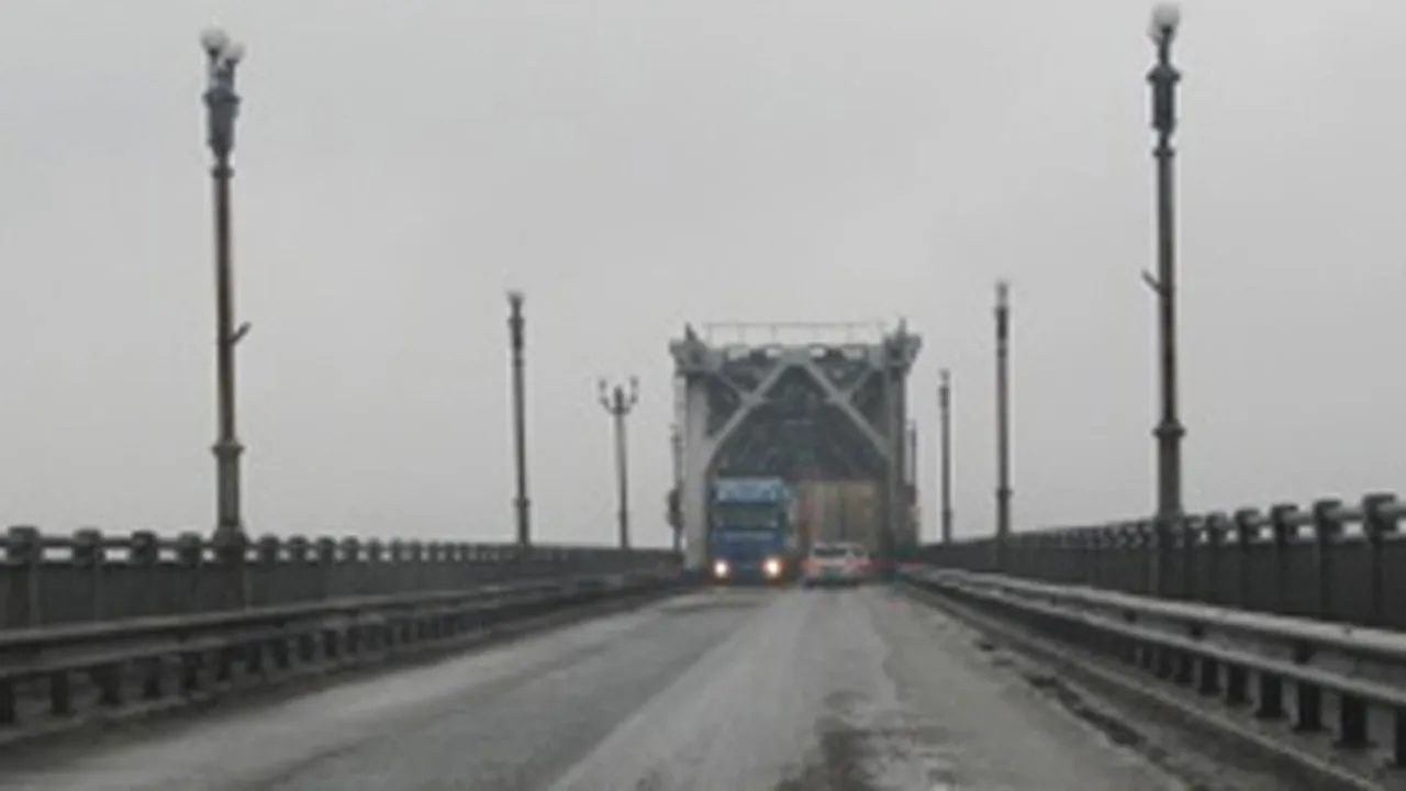Trafic restricţionat pe podul Giurgiu-Ruse, din cauza afectării structurii de rezistenţă. Podul are o gaură de un metru în partea bulgară