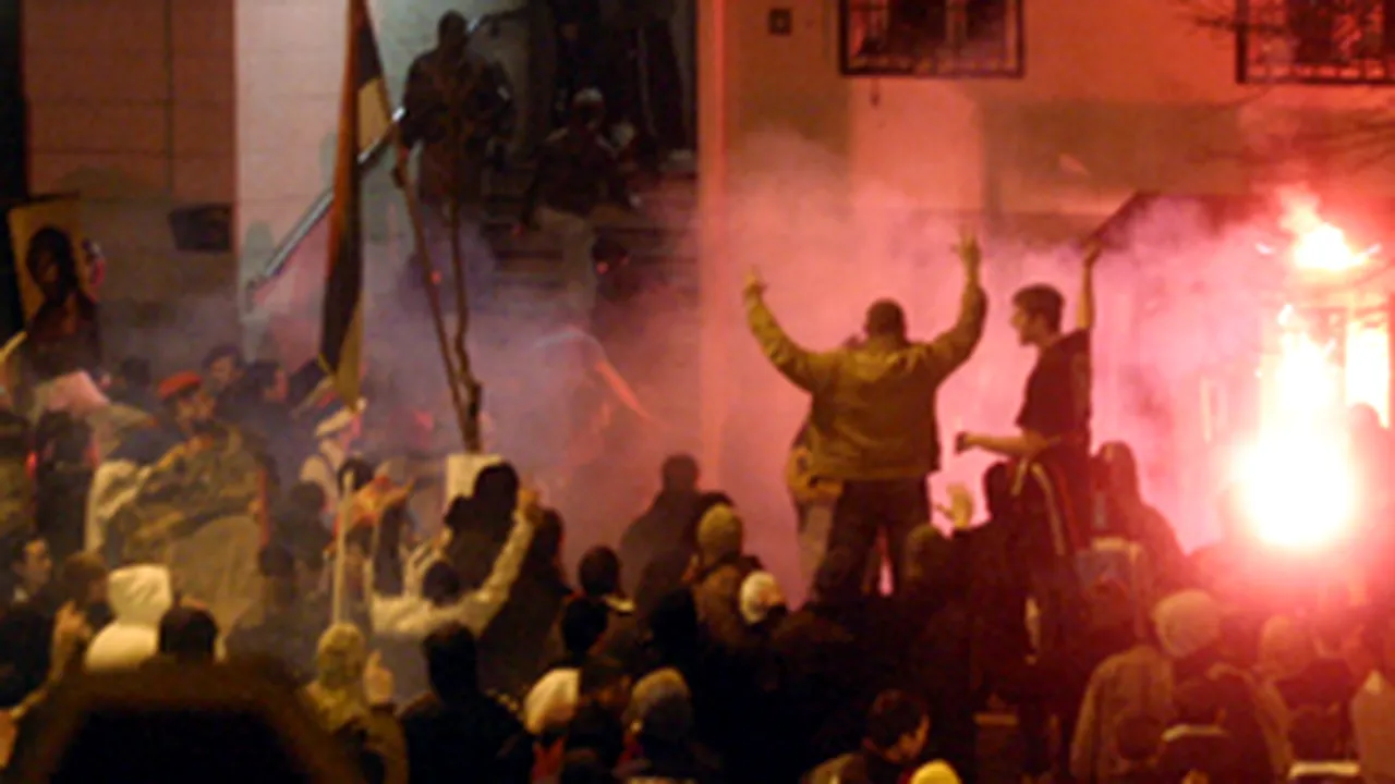 Belgrad: Filmuleţ cu două femei care fură din magazine în timpul protestelor