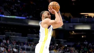 Stephen Curry a devenit cel mai bun „trăgător de la distanţă” din istoria NBA