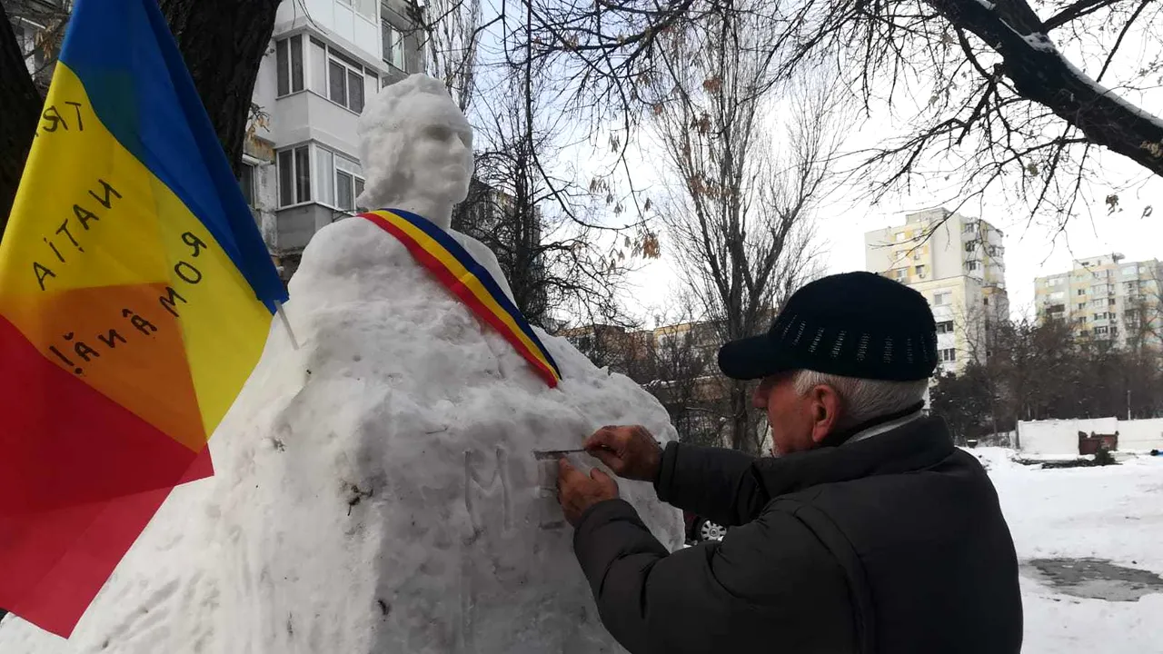 Bustul lui Eminescu, sculptat de un pensionar în zăpadă| FOTO