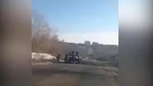 Un ucrainean îşi bate joc de soldaţi ruşi rămaşi cu tancul în pană de combustibil: „Te remorchez şi te duc înapoi în Rusia”
