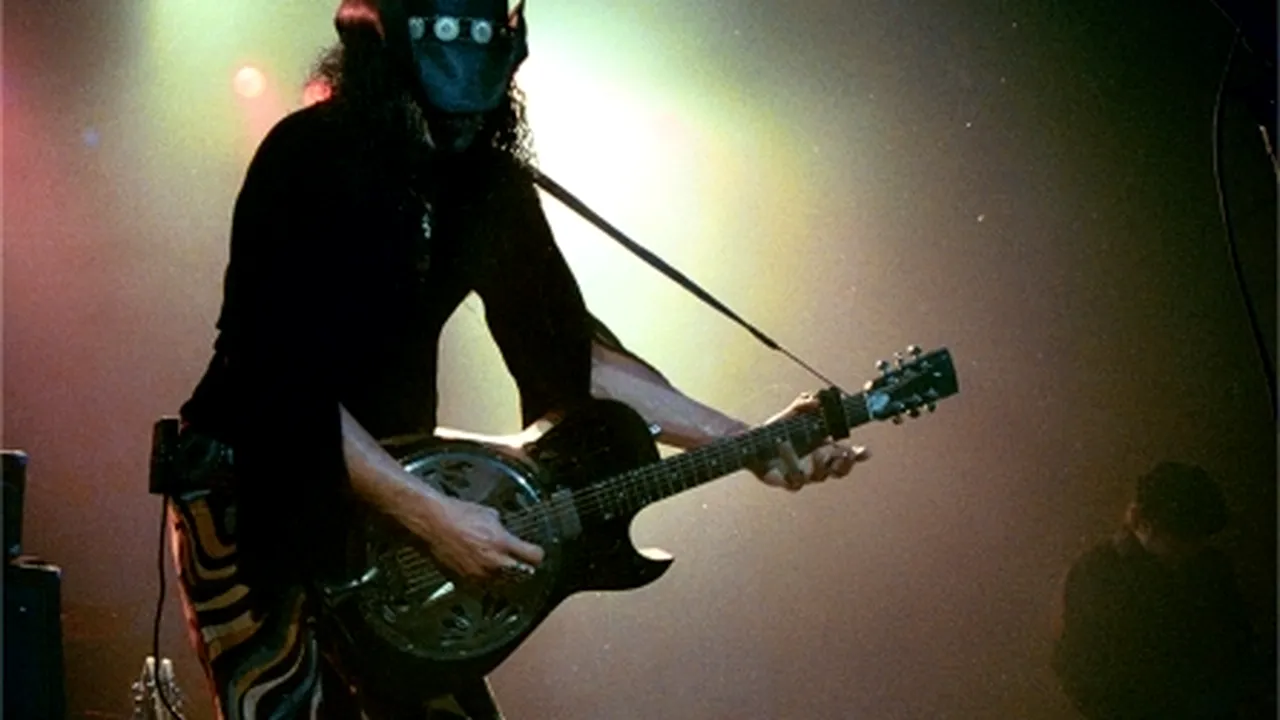 Chitaristul de blues-rock Eric Sardinas concertează la Bucureşti (Video)