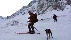 Sibiu: Două persoane suprinse de o avalanşă în munţii Făgăraş