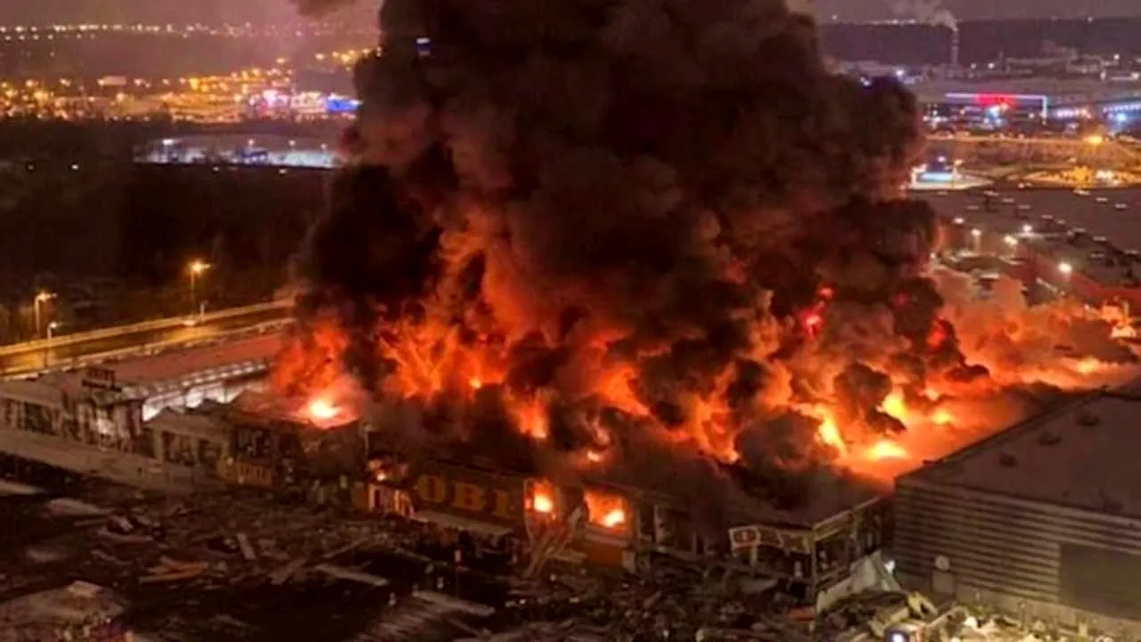 O persoană a murit în incendiul izbucnit într-un centru comercial din suburbiile Moscovei