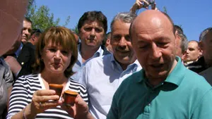 La Gura Râului, Băsescu nu a vrut să bea ţuică în faţa jurnaliştilor