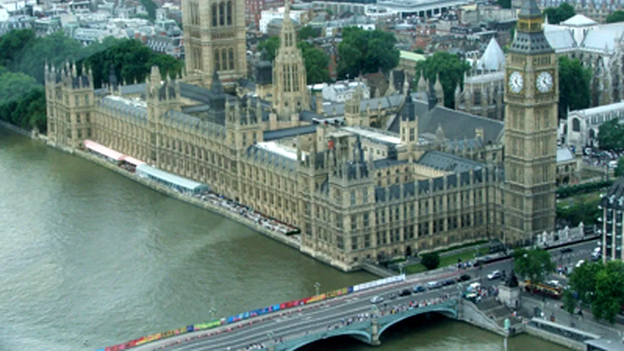 Stabilizarea economiei britanice, condiţie pentru ridicarea restricţiilor pentru români şi bulgari