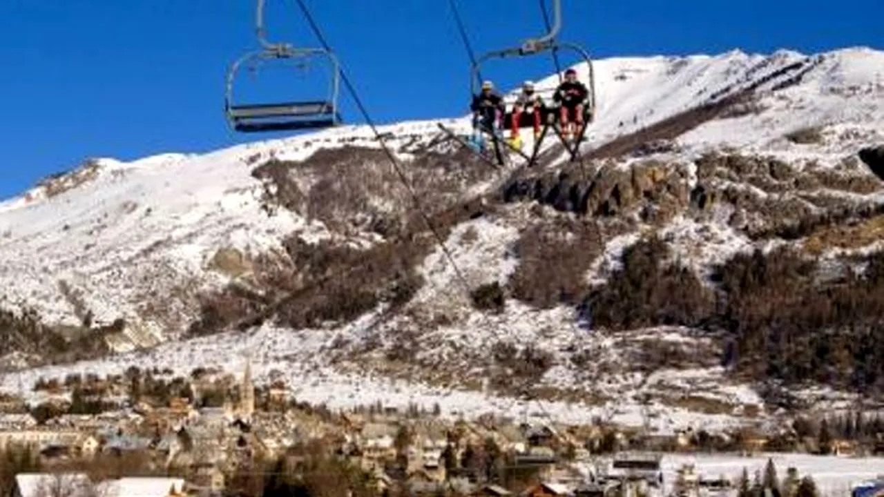 Vacanţă TRAGICĂ la munte: O mamă A MURIT lângă fiica ei, în timp ce o însoţea la schi pe aceasta