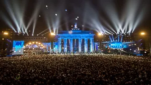 Mii de baloane au fost eliberate la Berlin, marcând demolarea Zidului în urmă cu 25 de ani - FOTO