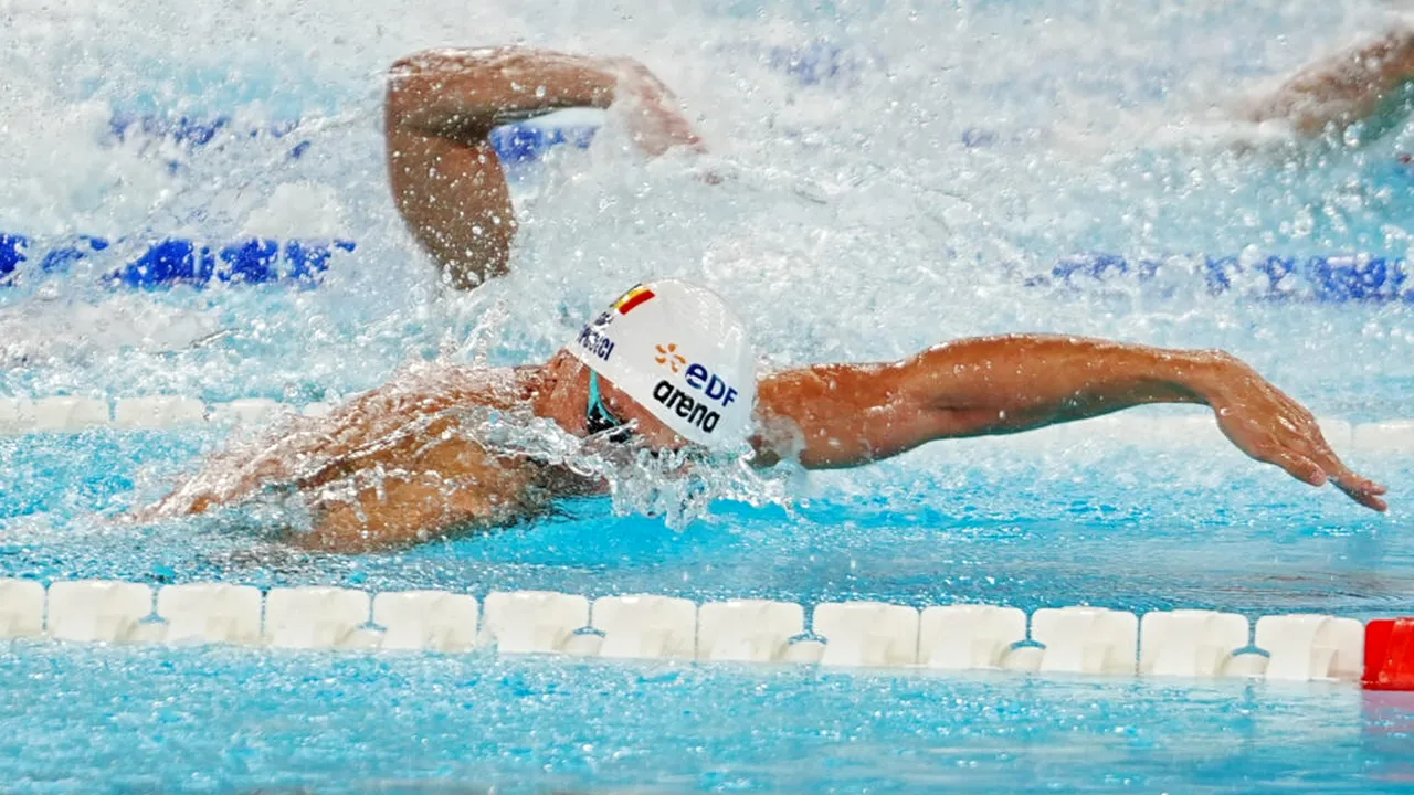 David Popovici, calificat în finala probei de 200 m liber la Campionatele Europene de natație. Cea mai bună performanță din semifinale