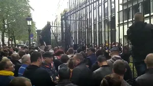 Varianta „fără hârtie” pentru votul în diaspora. Cum încearcă AEP să prevină cozile de la secţii: „Totul se scanează automat”