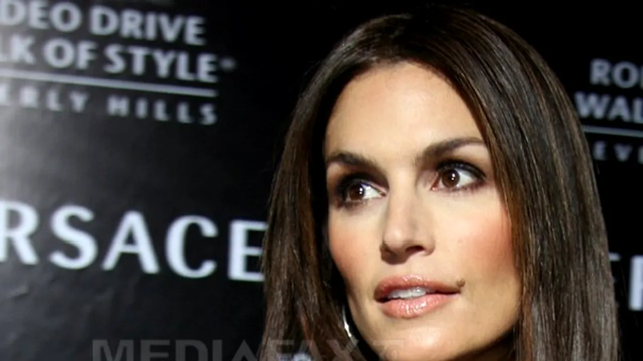 Cindy Crawford cere şcolilor din Malibu să renunţe la silicon. Top-modelul american şi-a retras copiii de la Malibu High School