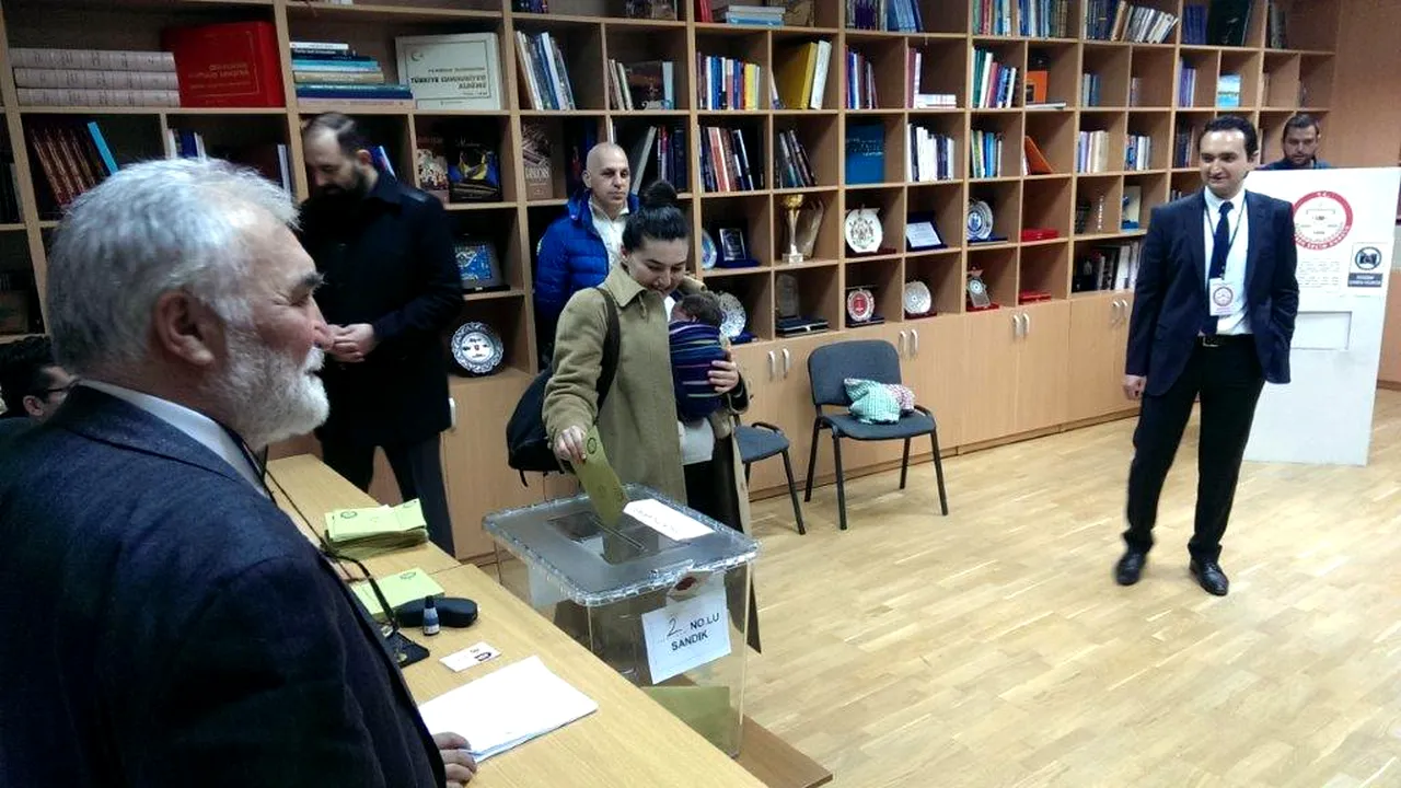 REFERENDUM: Cetăţenii turci din România VOTEAZĂ pentru modificarea Constituţiei propusă de Erdogan - Galerie foto