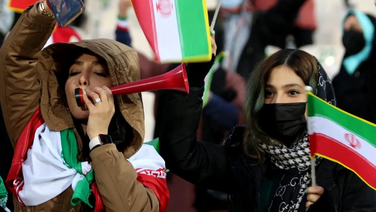 Femeile au revenit în tribune, pe stadioanele din Iran, după trei ani de interdicţie
