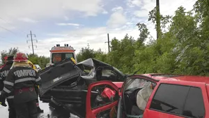 Tragedie pe şosele: Cinci persoane, între care un băiat de 14 ani, au murit în urma unor accidente în Prahova şi Harghita. Alţi 13 oameni au fost răniţi. FOTO