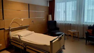 Verificări la un spital din Ploieşti, unde un bărbat a căzut şi a murit