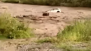 Constanța: O mașină a fost luată de viitură. O persoană a rămas blocată pe capotă