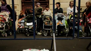 Mămici cu copii, tătici şi bunici au pichetat Ministerul Muncii - FOTO