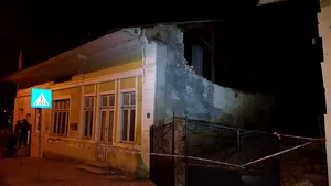 Peretele unei clădiri din Suceava, unde sunt amenajate locuinţe sociale, s-a prăbuşit. Oamenii au fost evacuaţi