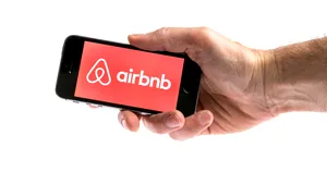 Premieră: Airbnb îşi dă în judecată un client pentru că a organizat o petrecere ilegală, soldată cu moartea a trei persoane