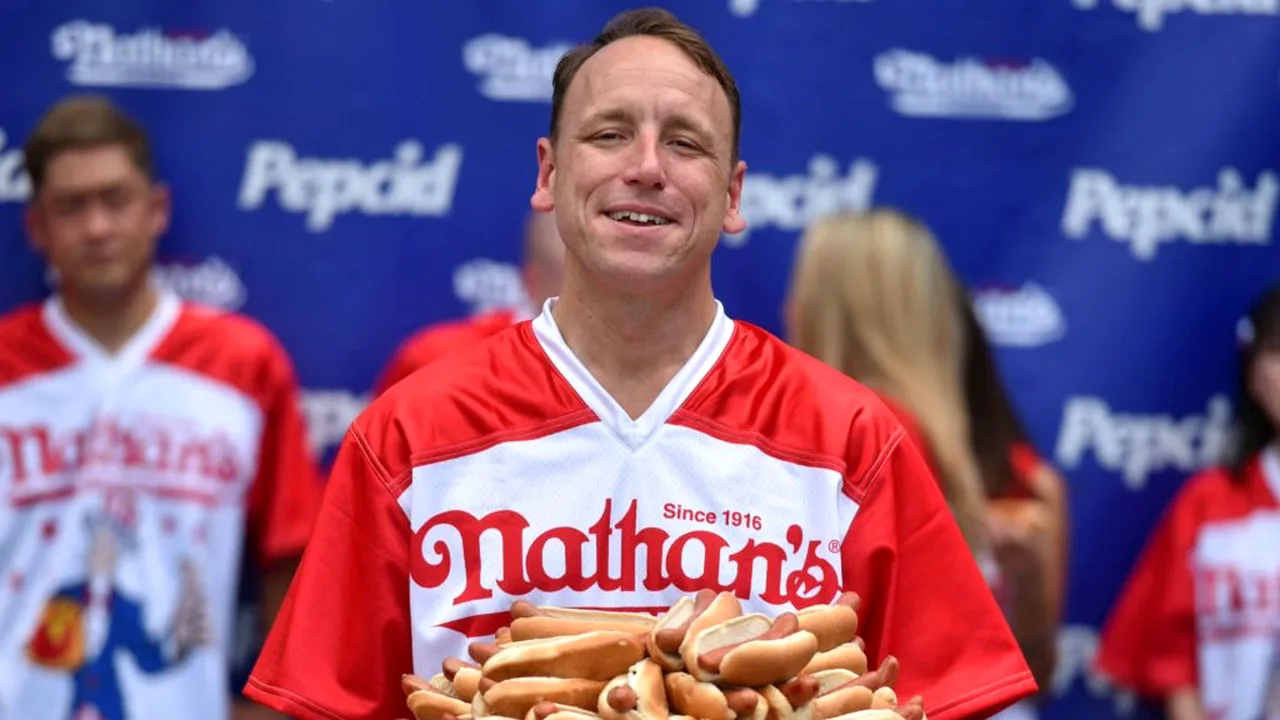 Tradiții bizare de 4 Iulie. Cum a ajuns mâncatul de hot-dog un concurs național urmărit de milioane de americani