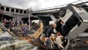 Peste 6.000 de oameni au fost evacuaţi sâmbătă din oraşele ucrainene asediate de ruşi