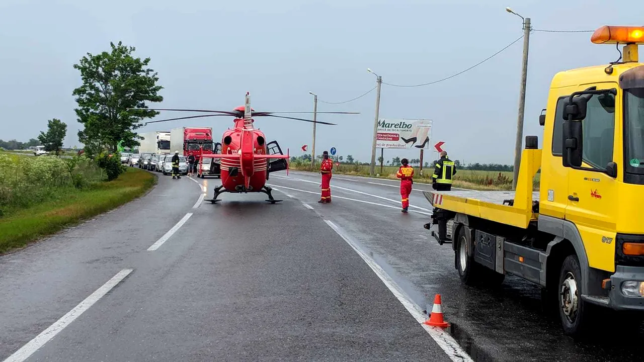 Accident în Ialomiţa: Sute de litri de miere s-au revărsat pe o şosea. Trei tineri au ajuns la spital | FOTO