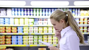 Consumatorii vor avea informaţii mai clare şi mai lizibile pe ambalajele alimentare. Care sunt noile reguli UE