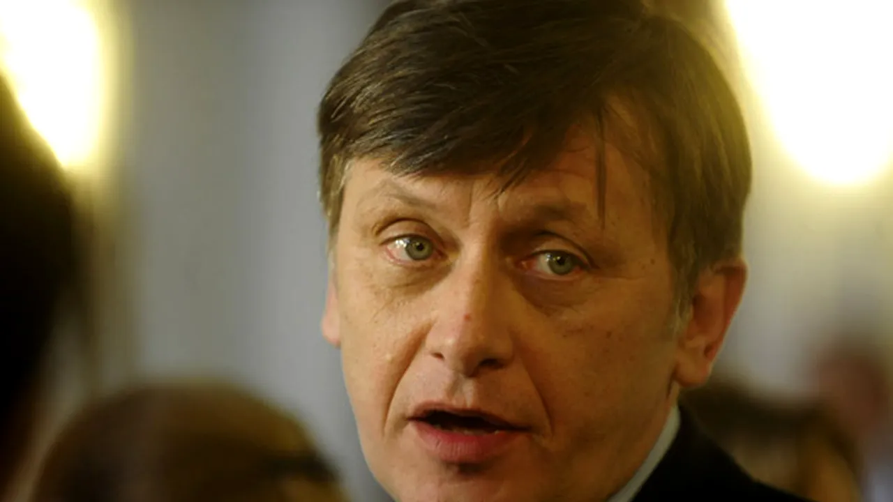 Antonescu: Poate Dumnezeu îi deschide capul lui Băsescu şi adoptă ideile liberale pentru criză