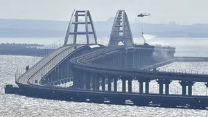 Explozii pe podul care leagă peninsula Crimeea de Rusia. Două persoane au murit, traficul este oprit