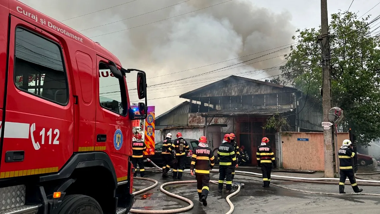 O hală de depozitare din Mogoşoaia arde. Pompierii intervin cu mai multe autospeciale