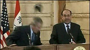 Jurnalistul care a aruncat cu pantofii spre Bush este un 