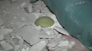 Tavanul dintr-un bloc ANL a căzut în dormitorul locatarilor - VIDEO