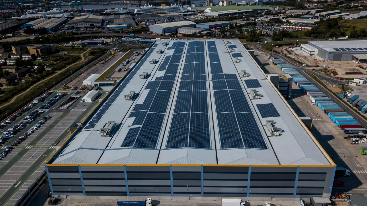 Amazon deţine cel mai complex sistem de captare a energiei solare din Europa. Panourile montate pe un depozit din Anglia pot alimenta 700 de case