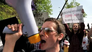 Mii de oameni mărşăluiesc la Kiev pentru a-şi arăta unitatea împotriva ameninţării ruseşti