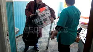 Pacienţii dintr-un spital desfiinţat, hrăniţi de localnici din milă şi îngrijiţi de asistente fără să fie plătite