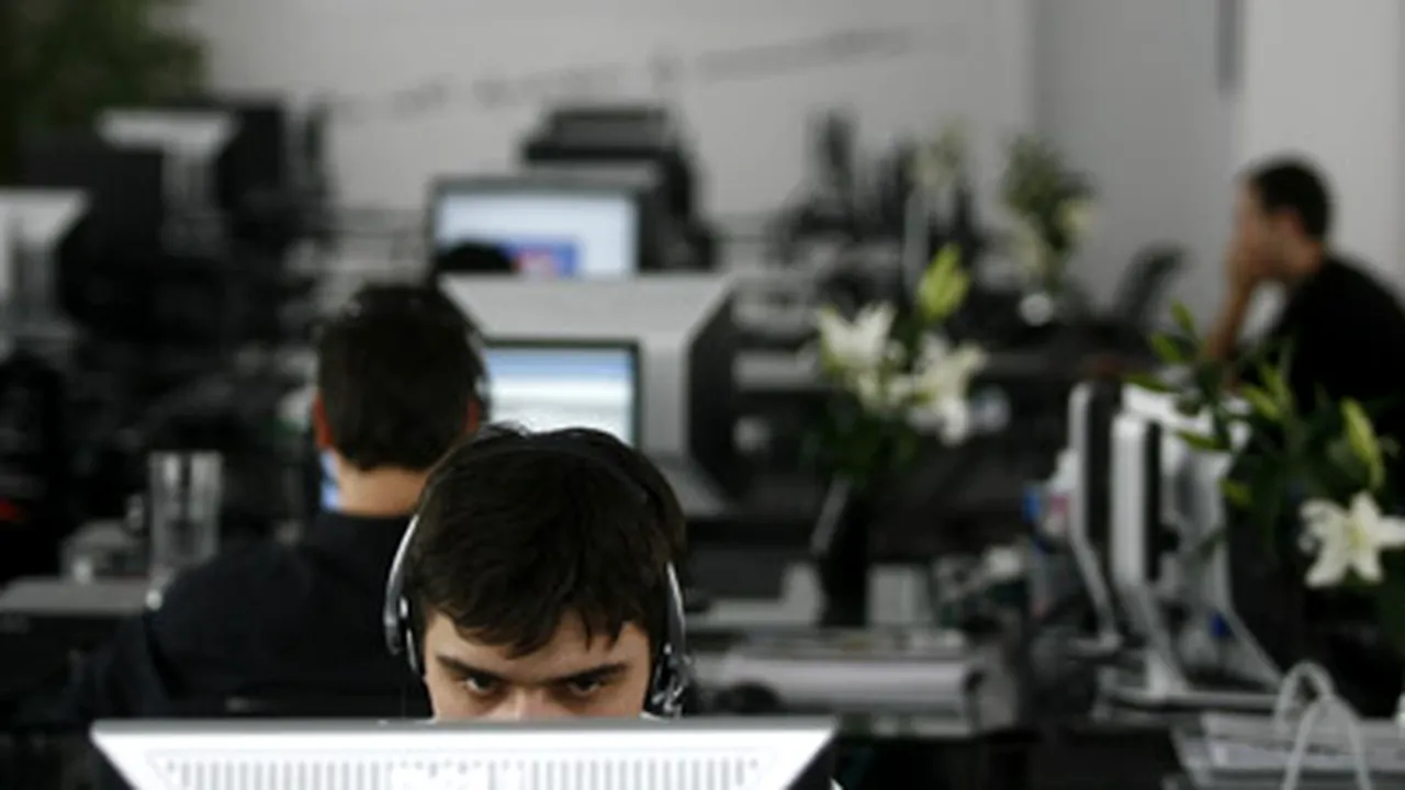 Trei din patru români afirmă că recesiunea se face deja simţită la locul de muncă - studiu