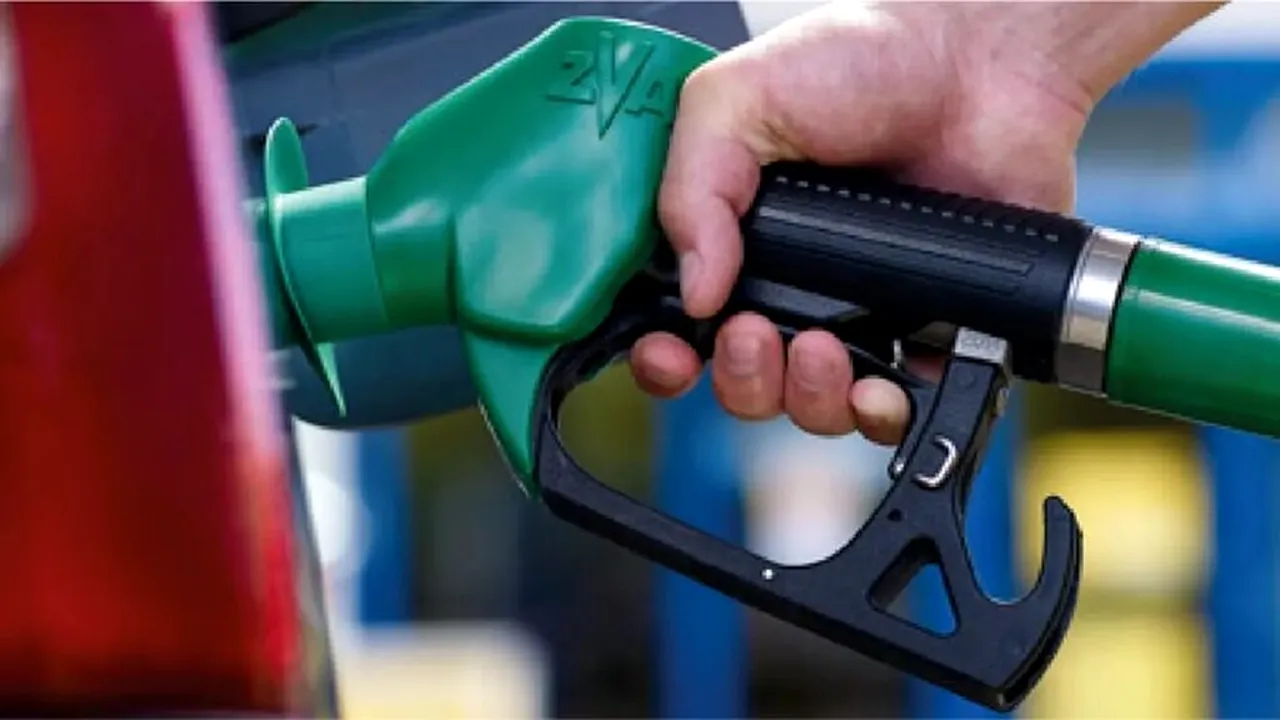 Proiectul de OUG pentru declararea situației de criză pe piața carburanților și limitarea adaosurilor a ajuns iar pe agenda CES. Ce este diferit / Adoptarea, amânată pentru joi