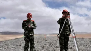 Chinezii îşi fac autostradă la 5.000 de metri înălţime. Vezi în ce condiţii lucrează