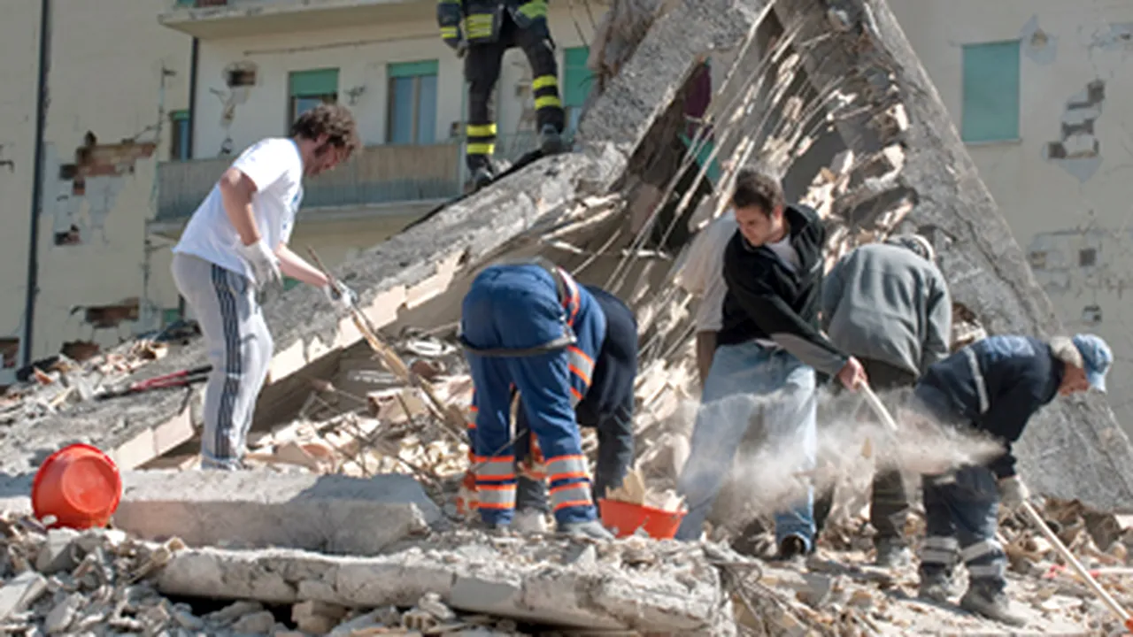 Italia: Tânără salvată după ce a stat 23 de ore sub dărâmături (Video)