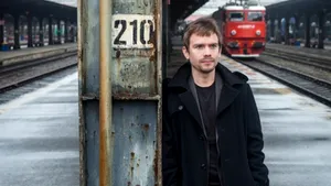 REPORTAJ - The Guardian relatează povestea unui tânăr român crescut în orfelinatele care au şocat lumea în 1989: 